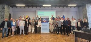 Zdjęcie przedstawia uczestników szkolenia dla operatorów systemów Europolu w Gdańsku pozujących na tle roll-upu projektowego.
