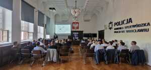 Zdjęcie przedstawia uczestników szkolenia dla operatorów systemów Europolu we Wrocławiu podczas panelu szkoleniowego.