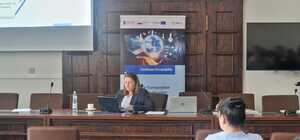 Zdjęcie przedstawia jednego z trenerów przeprowadzających panel szkoleniowy dla operatorów systemu Europolu podczas szkolenia we Wrocławiu.