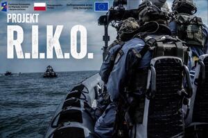 Zdjęcie przedstawia uczestników szkolenie realizowanego w ramach projektu R.I.K.O
Na zdjęciu umieszczono również logo Funduszy na Migracje, Granice i Bezpieczeństwo oraz gradientowy napis R.I.K.O