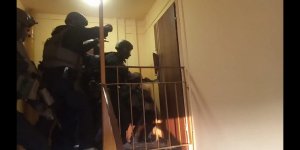 Policjanci z Samodzielnego Pododdziału Kontrterrorystycznego Policji podczas wejścia do mieszkania