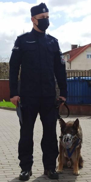 Pies Ivo wraz ze swoim przewodnikiem asp. Markiem Laskowskim