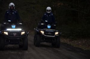 Mazowieccy policjanci na quadach w nocy podczas poszukiwań osoby zaginionej