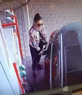 ujęcie z kamery monitoringu kobieta podczas tankowania pojazdu