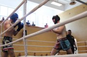 Dwaj mężczyźni w rękawicach bokserskich stojący na ringu