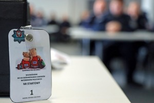 Umundurowani policjanci w sali wykładowej