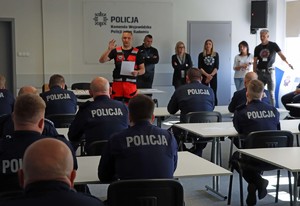 Umundurowani policjanci w sali wykładowej