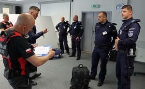 Umundurowani policjanci w sali wykładowej
