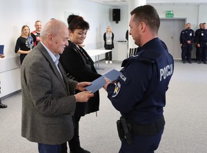 Umundurowani policjanci w sali wykładowej