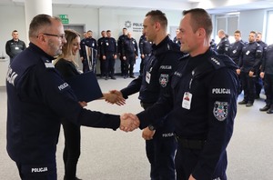 Umundurowani policjanci w sali wykładowej