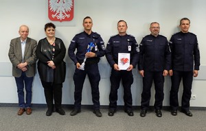 Umundurowani policjanci w sali wykładowej