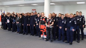 Umundurowani policjanci w sali wykładowej