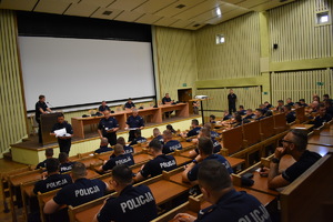 policjanci w sali