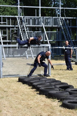 policjant na torze przeszkód
