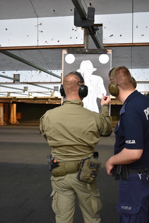 policjant na strzelnicy