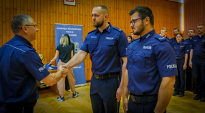 funkcjonariusz gratuluje policjantom