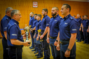 funkcjonariusz gratuluje policjantom