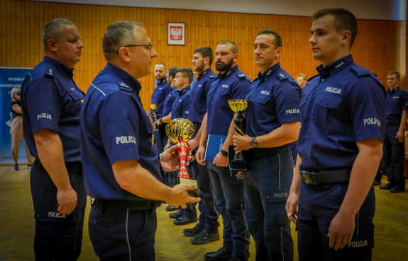 funkcjonariusz gratuluje policjantom