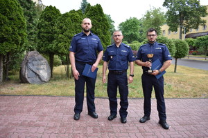 trzech umundurowanych policjantów