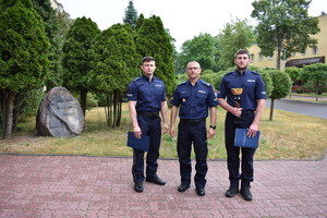trzech umundurowanych policjantów
