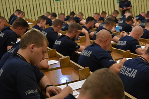 policjanci w sali