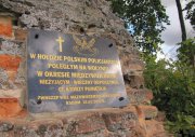 Policjanci odsłonili tablicę pamiątkową na grobach polskich policjantów na Wołyniu