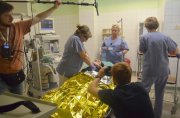 Sala szpitalna, na które pielęgniarki udzielają pierwszej pomocy