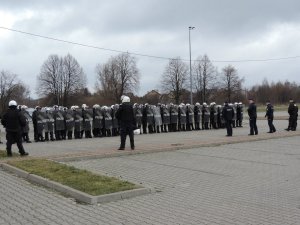 Umundurowani policjanci ćwiczący na stadionie piłkarskim
