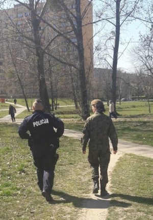 Policjant i żołnierze WOT w czasie patrolu