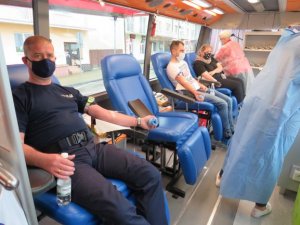 Umundurowany policjant oddający krew