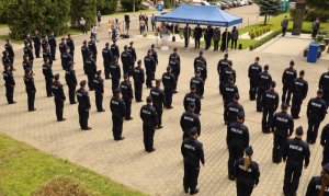 81 nowych policjantów zasiliło szeregi garnizonu mazowieckiego - ślubowanie