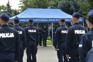 81 nowych policjantów zasiliło szeregi garnizonu mazowieckiego - ślubowanie