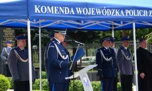 Komendant Wojewódzki Policji insp. Michał Ledzion odczytuje rotę ślubowania