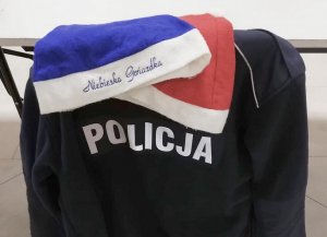 Bluza z napisem Policja oraz czapka Mikołaja