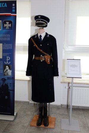 mundur policjantki okresu międzywojennego