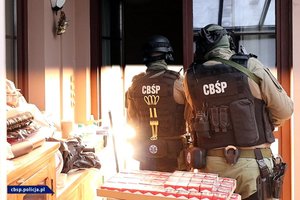 Policjanci CBŚP, osoby zatrzymane i znalezione nielegalne wyroby tytoniowe
