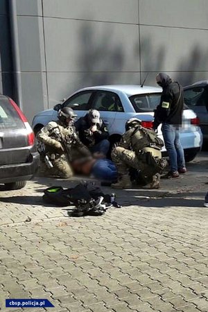 Policjanci CBŚP i osoby zatrzymane oraz zabezpieczone przedmioty