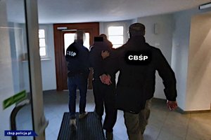 policjanci CBŚP i ujawnione substancje w beczkach oraz osoby zatrzymane