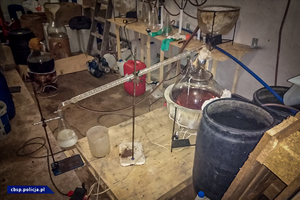 wnętrze laboratorium - naczynia laboratoryjne i substancje chemiczne