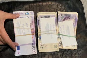 Pliki banknotów o nominale 500 EUR oraz 20 funtów brytyjskich.