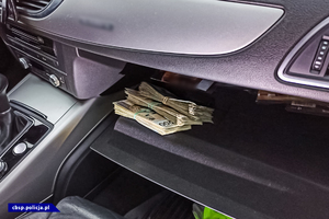 pieniądze leżące wewnątrz samochodu