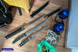 miecze samurajskie i niebieskie światła błyskowe
