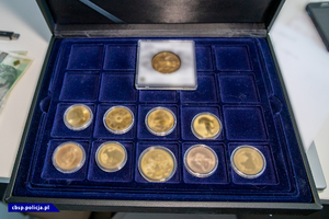 złote monety w pudełku