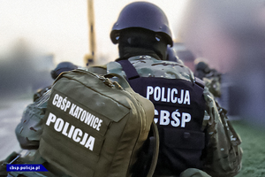 policjant CBŚP z plecakiem z napisem zarząd w Katowicach CBŚP