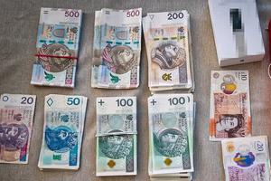 Liczne banknoty o nominałach od 20 do 500 PLN oraz funty brytyjskie o nominałach od 10 do 20 GBP.