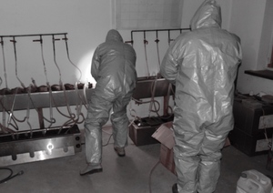 Członkowie szkolenia w zainscenizowanym pomieszczeniu służącym do produkcji narkotyków.