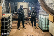 policjanci w takcie likwidacji laboratorium narkotykowego
