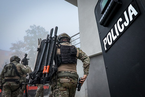policjanci w trakcie działań i przejęte pieniądze