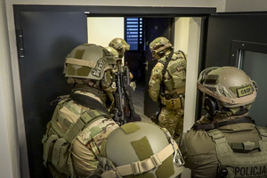 policjanci w trakcie działań i przejęte pieniądze