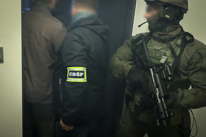 policjanci w trakcie działań i przejęte pieniądze